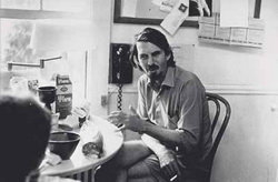 Robert Creeley en una fotografía que Elsa Dorfman tomó en 1972.