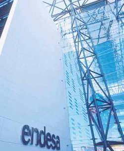 Endesa invierte 12.000 euros para mejorar el servicio a 43.500 clientes del Baix Llobregat