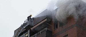 Tres persones resulten intoxicades per inhalació de fum en un incendi d'habitatge a Castelldefels