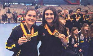 Marta Barbeito i Celia Marques son jugadores de L’handbol de Castelldefels on van guanyar una medalla d’or.
