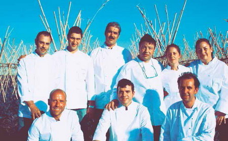 De pie, de izquierda a derecha, Jó Baixas, de Follia (Sant Joan Despí); Gerard Solís, de El Racó (Sant Climent); Manel Armengol, de Major 36 (Gavà); Domingo Morilla, de Cal Mingo (Viladecans); Rosa Farrés, de la Lluna en un Cove (El Prat) y Balbina García, de Casa Nostra (Corbera). Agachados, de izquierda a derecha, Enric Roig, de Can Rafel (Cervelló); Joan Fernández, de L’Apat (Molins de Rei) y joan Mascaró, de El Mirador (Sant Just Desvern)