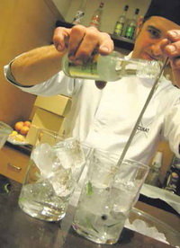 Gerard Solís, de El Racó, también preparó cócteles