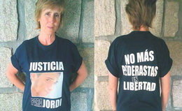 Mercedes Milà pide justicia vistiendo una camiseta.