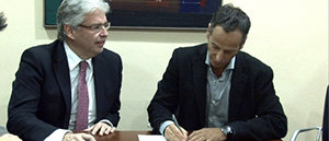 Momento de la firma del acuerdo de compraventa, con la presencia de Jordi Cornet, delegado especial del Estado en el CZFB y Eric Mounier, de Recober Inversiones.