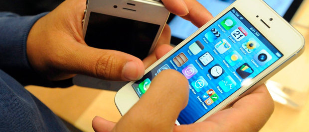 Detenen dos treballladors d'una botiga de telefonia mòbil per simular un atracament
