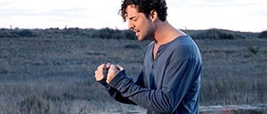 David Bisbal roda a la platja del Prat part del seu últim videoclip