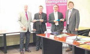 Fotografia de grup del programa Reempresa de la Diputació de Girona, que posa en contacte empresaris que volen vendre el seu negoci amb emprenedors