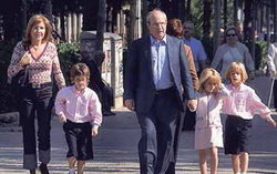      Montilla paseando junto a su familia

