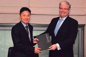 Firma del acuerdo con Cornet y el CEO del grupo chino estatal CCIC, Li Qiang Zhang