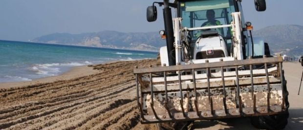 L’Àrea Metropolitana de Barcelona inicia el llaurat i garbellat de les platges del Baix Llobregat