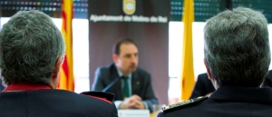 El conseller d'Interior, Ramon Espadaler, entre dos agents de Mossos i Policia Local. 