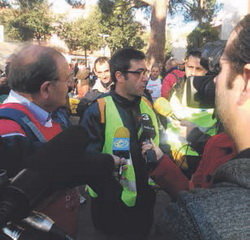 Javi Rodas, entrevistado en la salida de la protesta en Castelldefels, donde se concentraron unas 500 personas