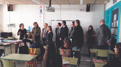        Irene Rigau amb la comitiva municipal en una aula de l’Escola Enxaneta