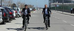 Lluís Tejedor i Antoni Poveda no s'han volgut quedar sense fer una volta en bicicleta al Parc de Serveis Aeronàutics.