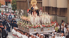 Semana Santa se pasea por L’Hospitalet y la comarca hasta con pasos laicos