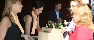 Sant Joan Despí regala 11.000 flors i plantes per afavorir el comerç local