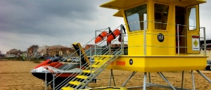 Castelldefels presenta les noves Torres Avançades de Vigilància a les platges de la ciutat