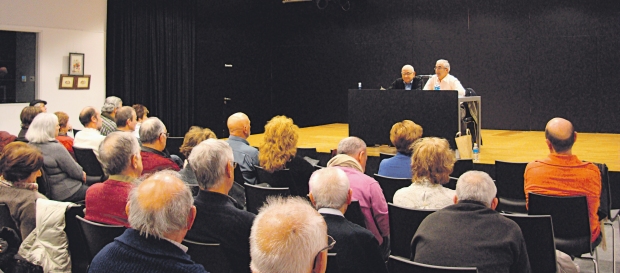 González, a la derecha, en la presentación de su primer libro en la Bibl. Central de Castelldefels