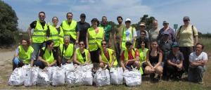 Els voluntaris netegen el Delta del Llobregat de residus i plantes invasores