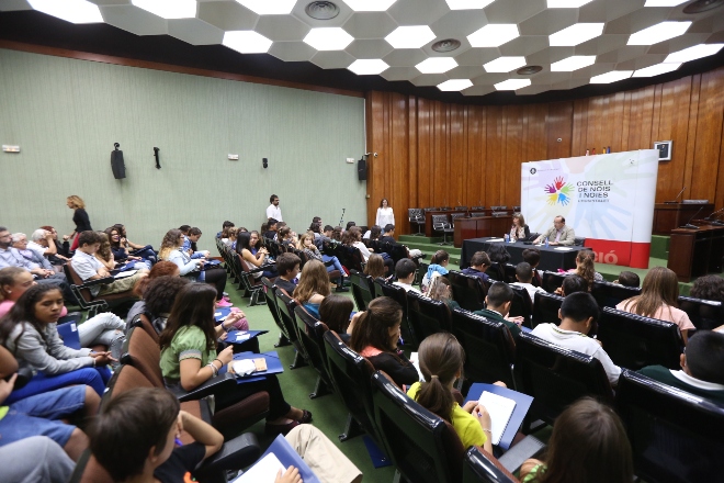 Quasi un centenar d’alumnes renoven el Consell de Nois i Noies de L’Hospitalet