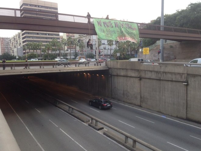Dos activistes de ‘Ni Muts ni a la Gàbia’ es pengen davant la Ciutat de la Justícia