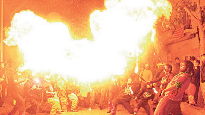 Els ‘Malabars de Foc’ cremen Sant Boi per la pobresa