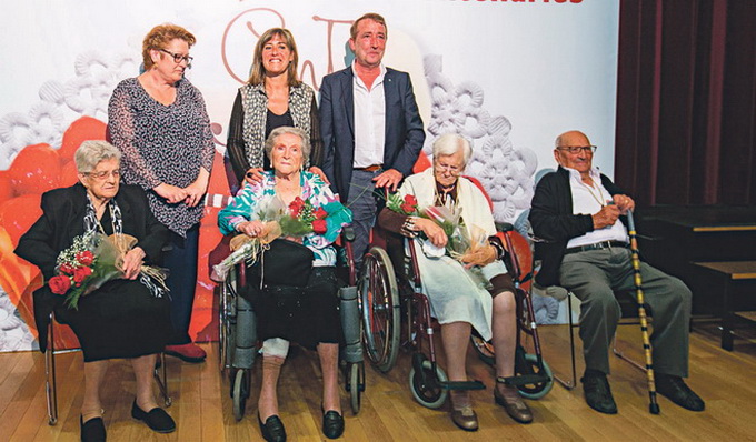 Homenaje a quince vecinos centenarios