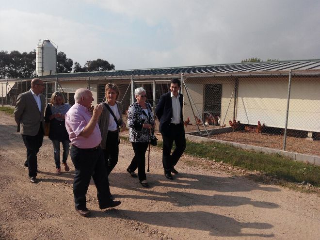 La ministra d’Agricultura, Isabel García, visita l’epicentre de la cria de ‘potablaves’ al Prat de Llobregat