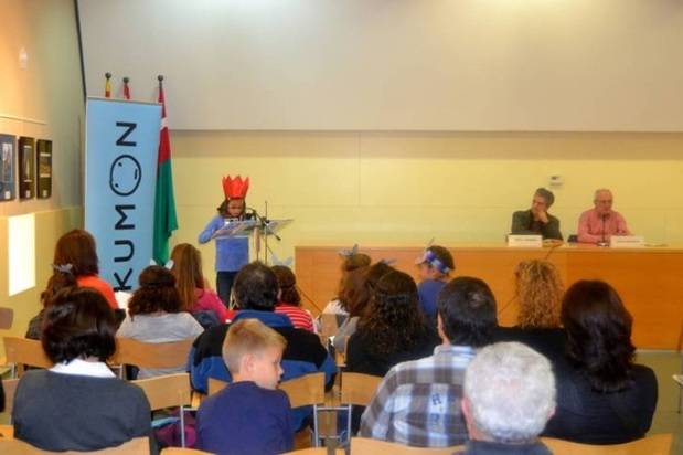 Deu alumnes del Kumon Viladecans llegeixen ‘Platero y Yo’ al centenari de la seva publicació