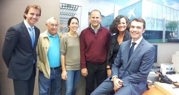 D'esquerra a dreta: Marc Albà, Director de l´oficina 633- Plaça de l´Esglèsia de Castelldefels (CaixaBank); Domingo Martínez, Secretari Tècnic Honorífic (Consell Esportiu del Baix Llobregat); Eva Calbó, Gerent (Consell Esportiu del Baix Llobregat); Salvador Valls, President (Consell Esportiu del Baix Llobregat); Nela Ortiz, Directora de l´Àrea de Negoci de Viladecans-Gavà-Castelldefels (CaixaBank); Marc Rosell, Director de l’oficina 281-Gavà de Gavà (CaixaBank)