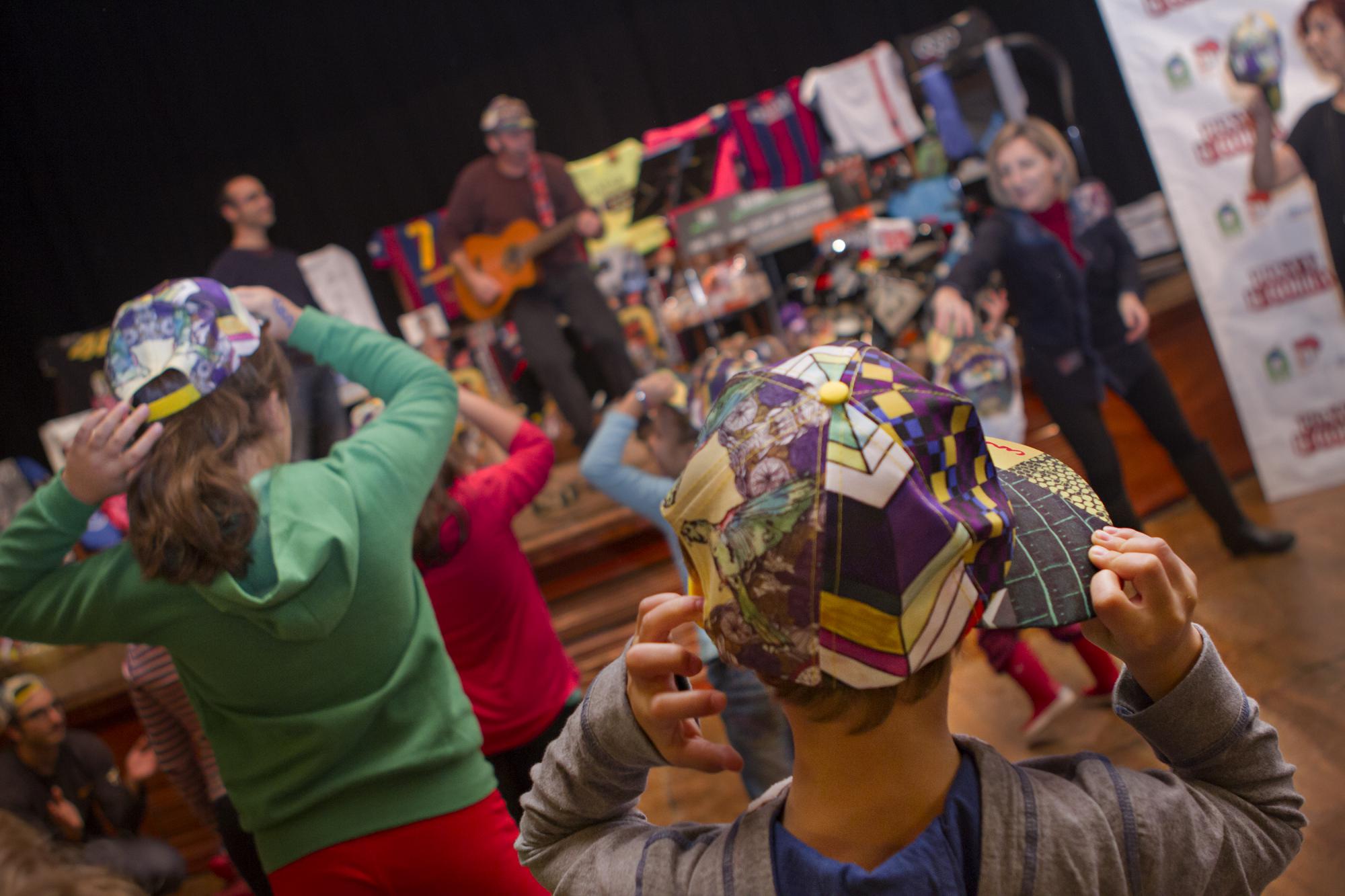 La iniciativa 'Posa't la Gorra' de Molins de Rei repeteix èxit amb més de 17.000 euros contra el càncer infantil