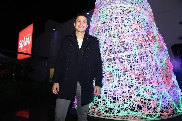 Alex González ilumina el centro comercial Splau