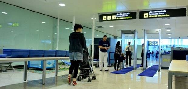 L’Aeroport de Barcelona-El Prat facilita el filtre de seguretat als pares de nens de curta edat