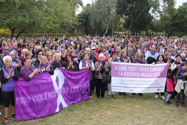 Més de 700 persones del Baix marxen contra la violència masclista