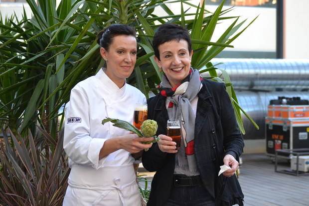 Susana Aragón (esquerra), chef del restaurant Ona Nuit, i Carme Ruscalleda (dreta), madrina del VI Març Gastronòmic (Foto: Imanol Crespo )
