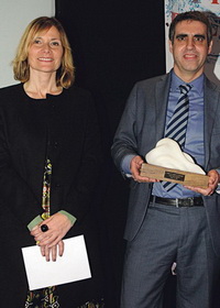 Esteller recogió el premio de manos de Lluïsa Moret, alcaldesa de Sant Boi