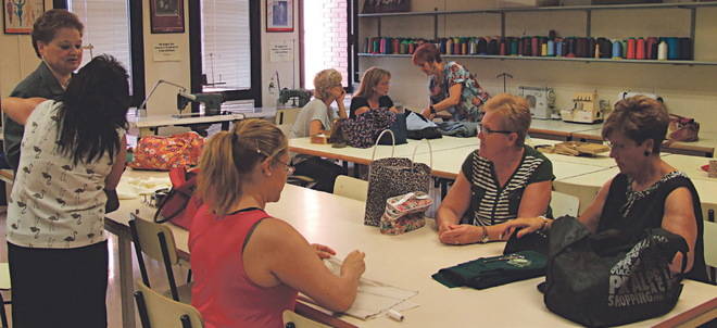 La Asociación Gent i Futur de Cornellà enseña a coser para que las paradas encuentren trabajo