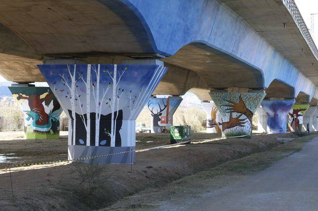 Sant Joan Despí crea un mural artístic al viaducte de l'AVE