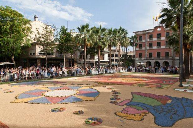 La tradicional alfombra de flores llega a Castelldefels el día de Corpus Christi