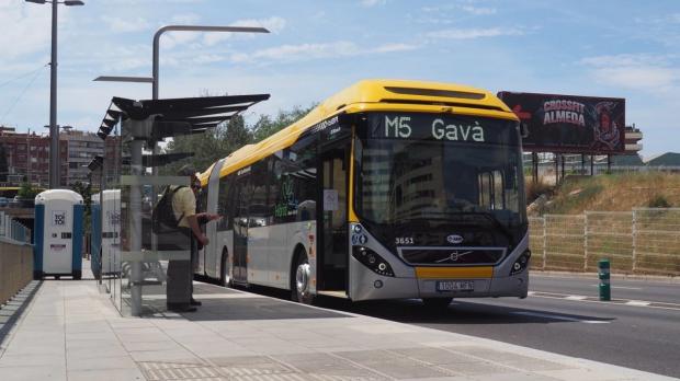 Autobús de la línea M5 estacionado en Cornellà Centre