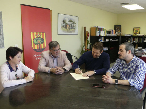 Momento de la firma de la carta a Buch por parte de los alcaldes.