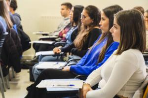 Estás estudiando y quieres trabajar en Navidad. Descubre cómo participar en Treballa al Nadal