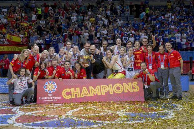 La selección española de baloncesto femenino, capitaneada por el hospitalense Lucas Mondelo, logra el oro en el Eurobasket de Praga