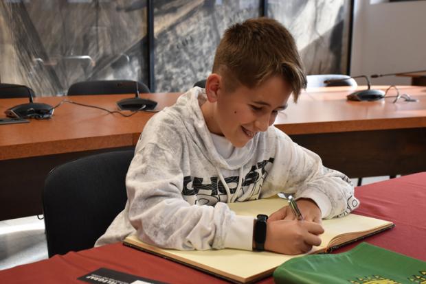 Ález Villa firmando el libro de honor del ayuntamiento