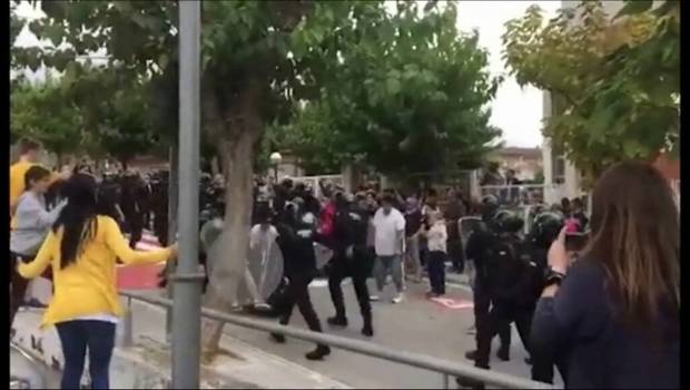 Momento de la agresión capturada del vídeo publicado por el ministro de Interior, Juan Ignacio Zoido