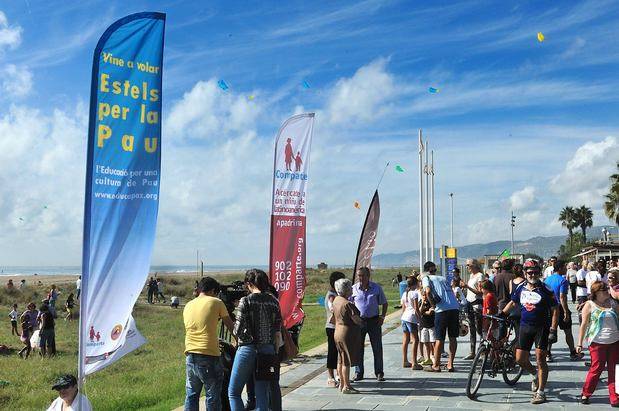 Festa d’Estels per la Pau a la platja de Castelldefels