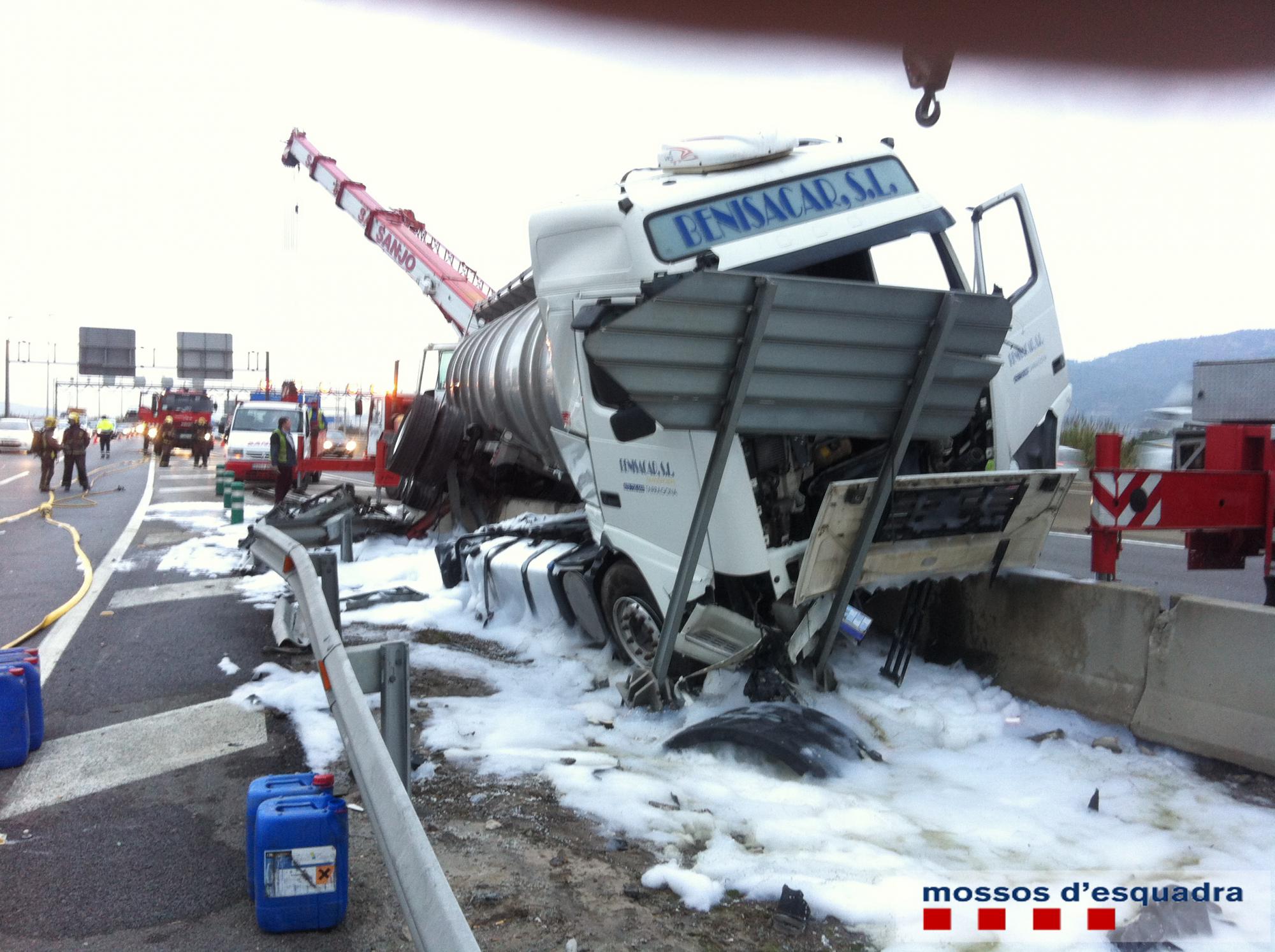 Detingut un conductor d’un camió de mercaderies perilloses que triplicava la taxa d’alcohol després de patir un accident a la B-23