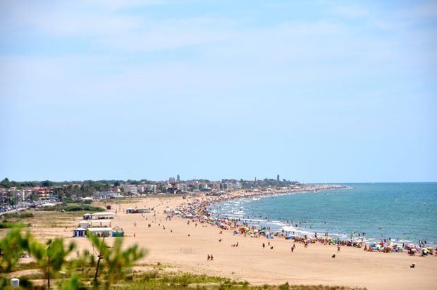 La continuidad urbana de Les Botigues de Sitges con Castelldefels es una realidad que se observa con un simple paseo por la playa. 