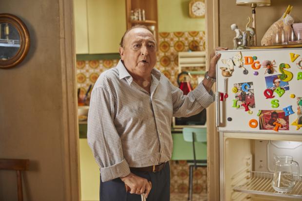 Fotograma de la película Loli Tormenta (2023) en el que aparece Fernando Esteso representando a "El Tío Ramón"