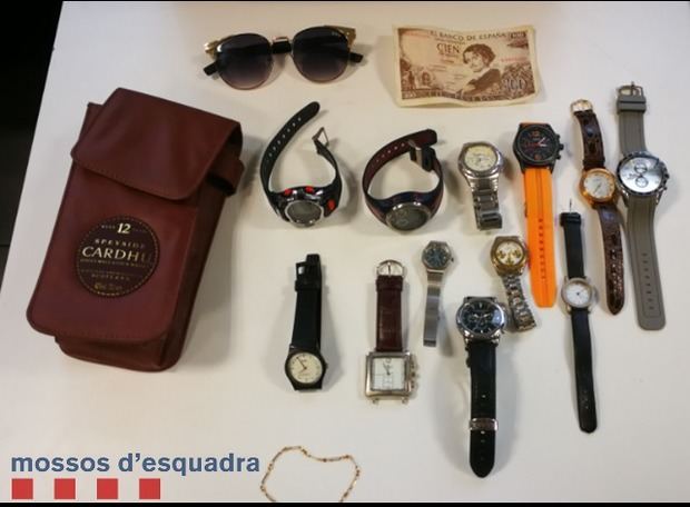 Algunos de los objetos que los agentes encontraron en la mochila de los arrestados.